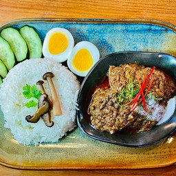 ข้าวหน้าพะแนงเนื้อตุ๋น