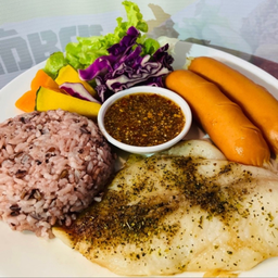 คอมโบข้าวหน้าสเต็กปลาจิ้มแจ่ว เพิ่มไส้กรอก