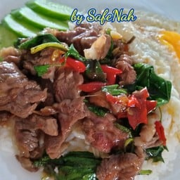 ข้าวกระเพราเนื้อชิ้น