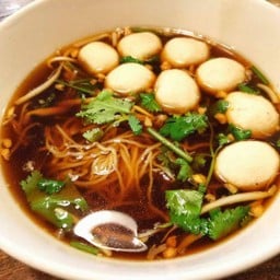 ก๋วยเตี๋ยวลูกชิ้นหมู