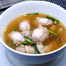 แกงจืดปลาหมึกยัดไส้และเห็ดหอม