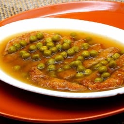 หมูทอดราดซอสถั่วลันเตา