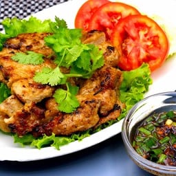 หมูย่างกระเทียมพริกไทย น้ำจิ้มแจ่ว