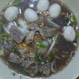 ก๋วยเตี๋ยวลูกชิ้นเนื้อวัวแท้ทำเอง หลังแฟลต3 ดินแดง ลุงยิ้มเจ้าเก่า
