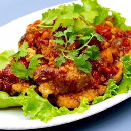 ปลากะพงทอดราดพริก