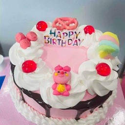 เค้กนมสดครีมนมสีชมพูแต่งตุ๊กตาน้ำตาล