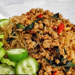 กระเพราวุ้นเส้น กับข้าว