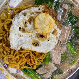 ราดหน้าหมี่กรอบไข่ดาว