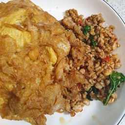 ข้าวกะเพราไก่กรอบ