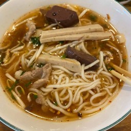 ข้าวเปียกเส้นรวมมิตร & แถมผัก1ชุด