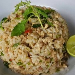 ข้าวผัดกระเพราคลุกข้าวหมูสับ