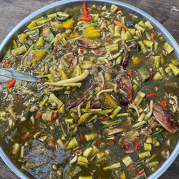 แกงหน่อไม้ปลาหมึกแห้ง