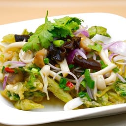 ยำผักบุ้งทอดกรอบมังสวิรัติ