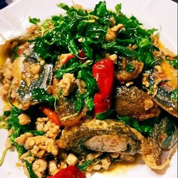 กระเพราหมูสับไข่เยี่ยวม้า