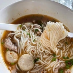ข้าวเปียกเส้นเนื้อน่องลาย+ ลูกชิ้นเนื้อ & แถมผัก1ชุด