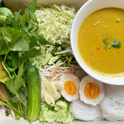ขนมจีนเส้นสด น้ำยาปลา ชุดใหญ่ ไข่ต้ม 2 ฟอง พร้อมผักชุดใหญ่