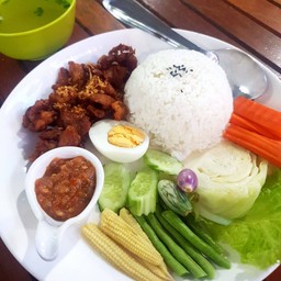 ข้าวหมูทอดน้ำพริกไข่ต้มชุดผัก