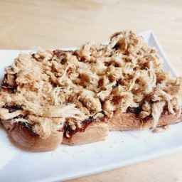 ปังเนยพริกเผา+หมูหยอง