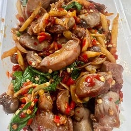 ข้าวกระเพราเครื่องในไก่หน่อไม้รสจัด