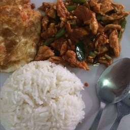 พริกแกงไก่ ราดข้าว