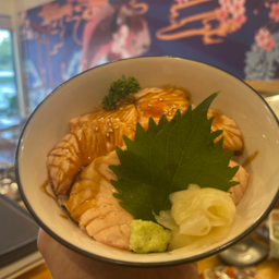 ข้าวหน้าแซลมอนเบิร์น