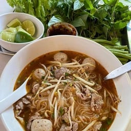 เฝอลาวเนื้อน่องลาย +ลูกชิ้นเนื้อล้วน & แถมผัก1ชุด