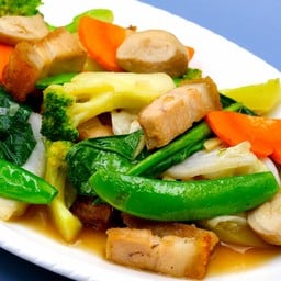 ผัดผักรวมมิตรหมูกรอบ