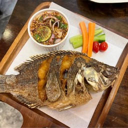 ยำปลาทอดข้าวคั่ว