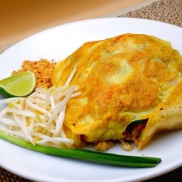 ก๋วยเตี๋ยวผัดไทยกุ้งสด (ห่อไข่)