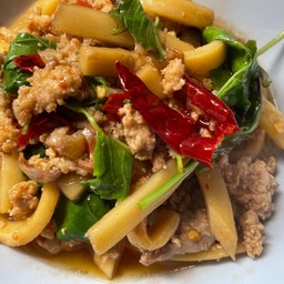 ผัดหน่อไม้ไก่สับพริกเเห้งราดข้าว