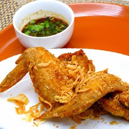 ปีกไก่ทอด 4 ชิ้น + น้ำจิ้มแจ่ว