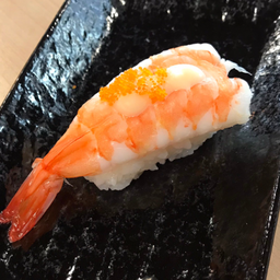 ซูชิกุ้งต้มราดสลัด