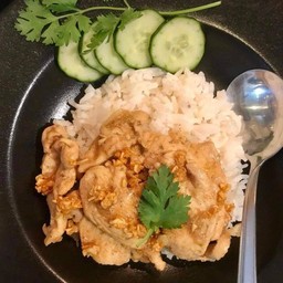 ไก่กระเทียม ราดข้าว