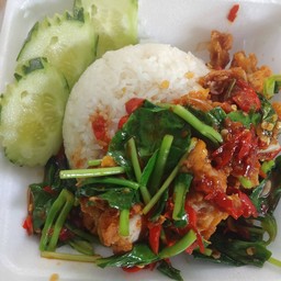 ผัดคะน้าไก่กรอบราดข้าว