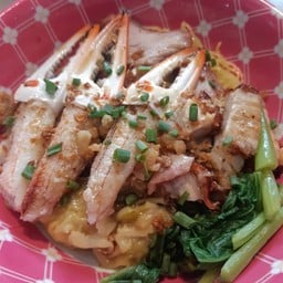 บะหมี่เกี๊ยวน้ำ ปูหมูแดงหมูกรอบ