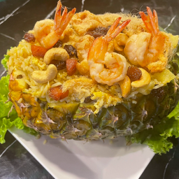 ข้าวผัดสับปะรด (ทั้งลูก)