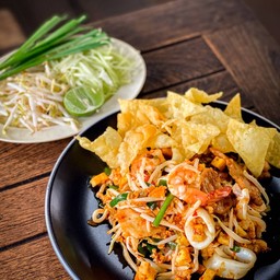 ผัดไทยเกี๊ยวกรอบ