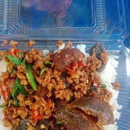 กระเพราไข่เยี่ยวม้า