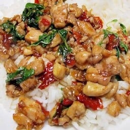 กระเพราไก่ชิ้นราดข้าว