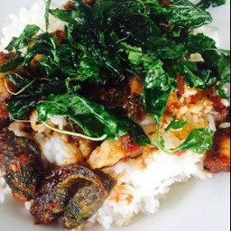 กับข้าว พริกแกงหมูกรอบไข่เยี่ยวม้า