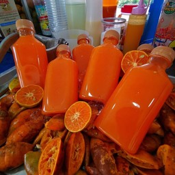 น้ำส้มคั้นสดปวดเเขนมาก  ขนาด250 cc +น้ำเเข็ง 1แก้ว