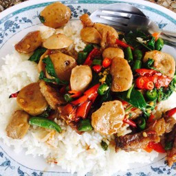 กับข้าว กะเพราเนื้อตุ๋นลูกชิ้นเนื้อ