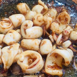 กับข้าว ปลาหมึกทอดกระเทียม