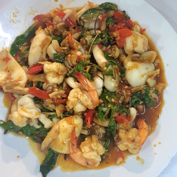 ผัดกะเพราทะเล (กุ้ง,หมึก)