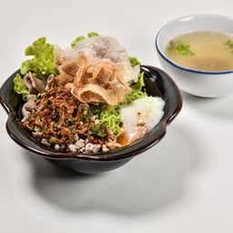 บะหมี่แห้งหมูรวมต้มยำไข่ลาวา