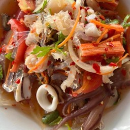 ยำมาม่ารวมมิตร  (กุ้ง+หมึกกรอบ+หมุยอ+ปูอัด+ไส้กรอก)