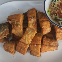 ปลากะพงทอดน้ำปลา (1 ตัว)
