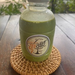 ชาเขียวเย็นพร้อมน้ำแข็ง