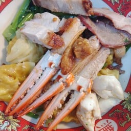 เกี๊ยว น้ำ ปู หมูแดง หมูกรอบ