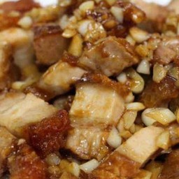 ข้าวหมูกรอบผัดกระเทียมพริกไทย